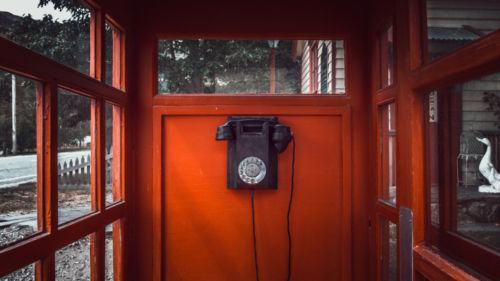 Pick up the phone. Foto por Antoine Barrès en Unsplash