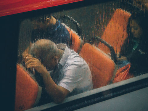 Tired public transportation. Foto por Lily Banse en Unsplash