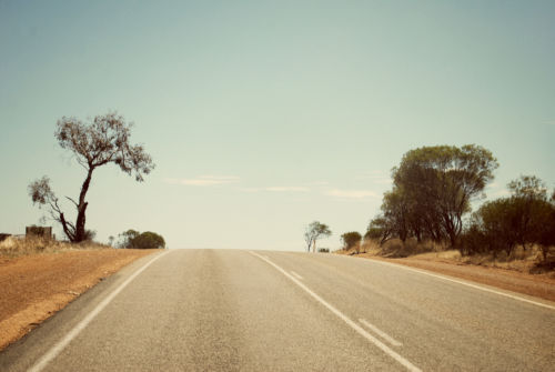 Dry Desert Drives. Foto por Adrien Coquet en Unsplash