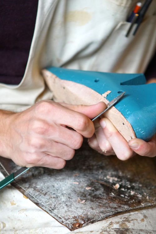 Carving wooden shoes. Foto por Raoul Ortega en Unsplash