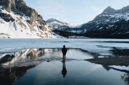 Hombre en el hielo. Foto por Bel Ragay en Unsplash