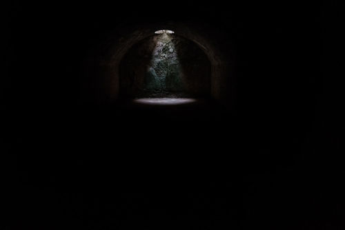 Luz en una cueva. Foto por Jez Timms en Unsplash