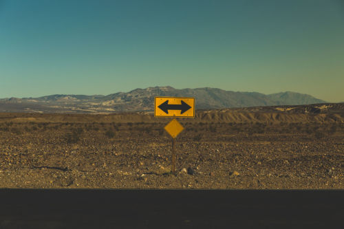 Two directions sign. Foto por Pablo García Saldaña en Unsplash