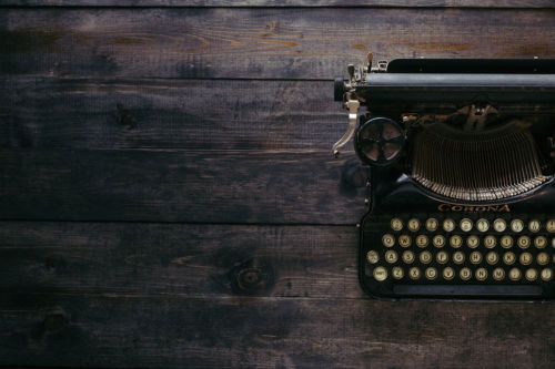 Antique Typewriter on Dark Wood. Foto por Patrick Fore en Unsplash