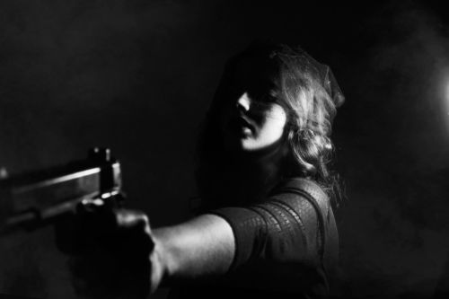 Mujer con pistola. Foto por Sofia Sforza en Unsplash