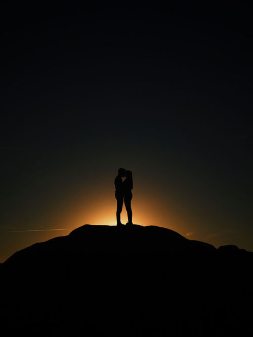 Hilltop kiss. Foto por Filipe Almeida en Unsplash