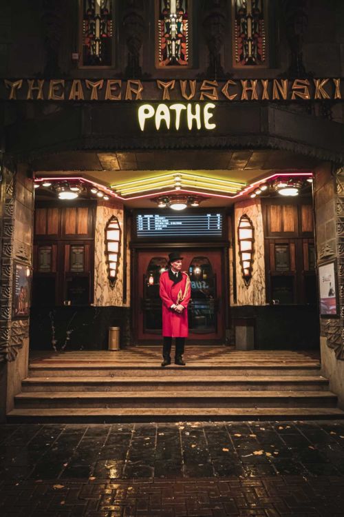 Very old cinema with cinema clerk. Foto por Joël de Vriend en Unsplash