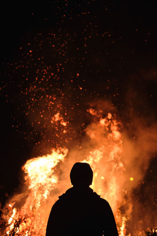 Fuego. Foto por Adam Wilson en Unsplash