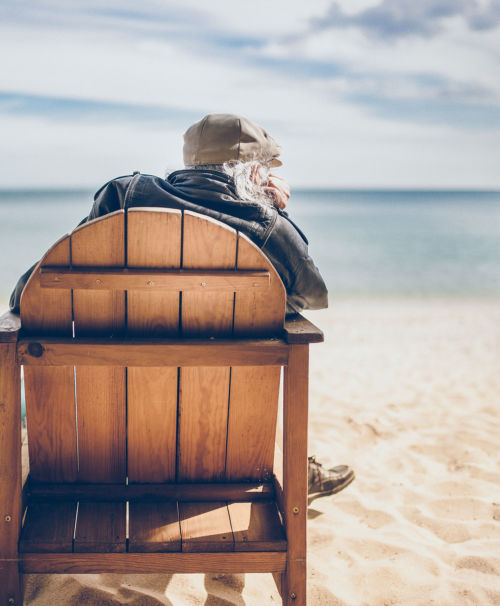 Anciano en la playa. Foto en pixpoetry en Unsplash