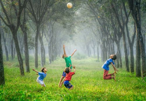 Football outside Jakarta. Foto por Robert Collins en Unsplash