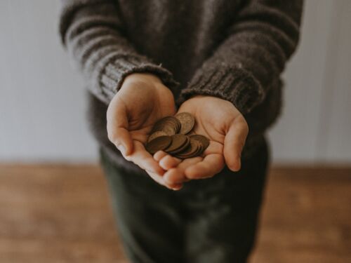 Child holding pocket money change. Foto por Annie Spratt en Unsplash