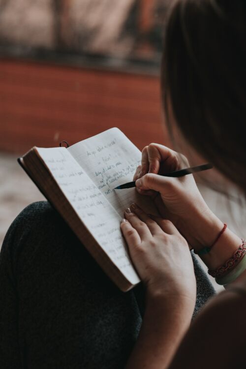 Chica escribiendo. Foto por Marcos Paulo Prado en Unsplash