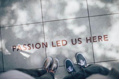 Passion led us here. Foto por Ian Schneider en Unsplash