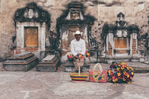 Hombre sentado en una tumba. Foto por Frederik Trovatten.com en unsplash