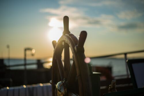 Timón de barco. Foto por Maximilian Weisbecker en unsplash.