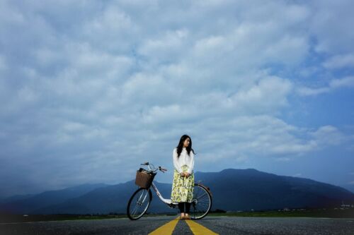 Chica con bici. Foto por ZSun Fu en Unsplash