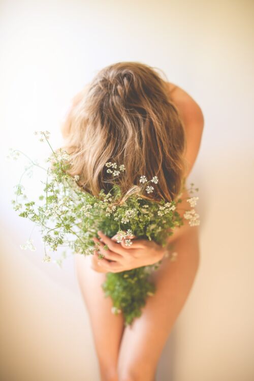 Mujer con flores blancas