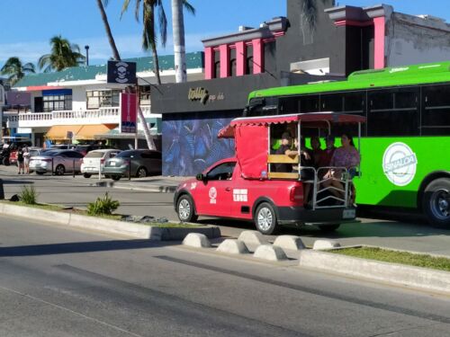 Auriga circulando sobre la Avenida Camarón Sábalo, en el área turística que se llama Zona Dorada